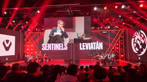 Large-venue projection mapping for live esports and arena entertainment